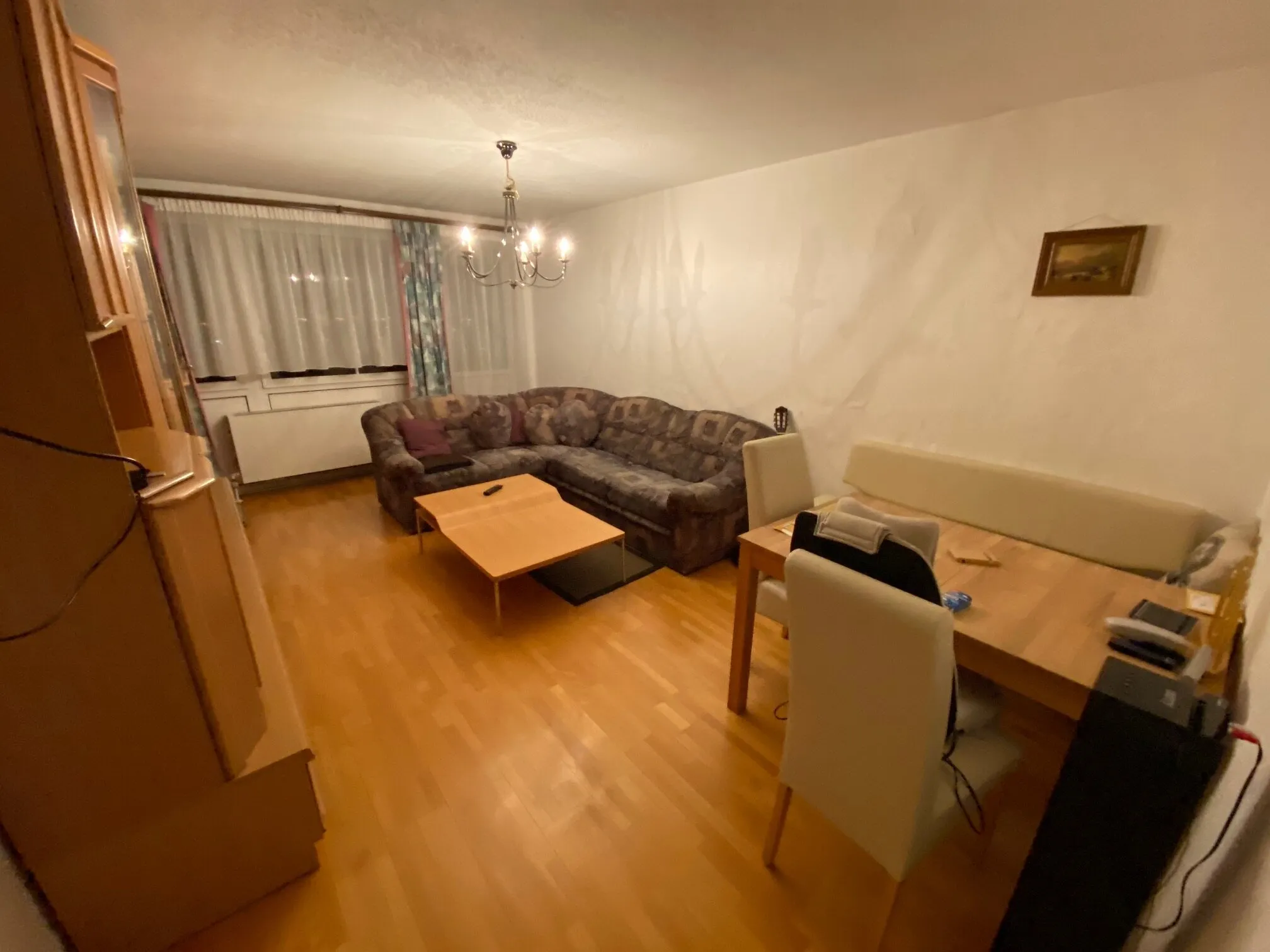 Wohnzimmer mit Eckcouch und Esstisch
