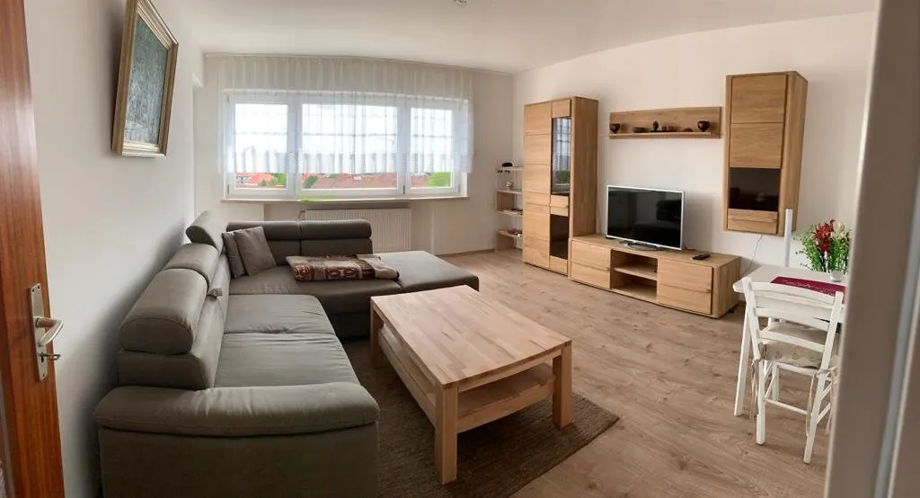 Wohnzimmer mit Couch und Wohnwand aus Kalkeiche