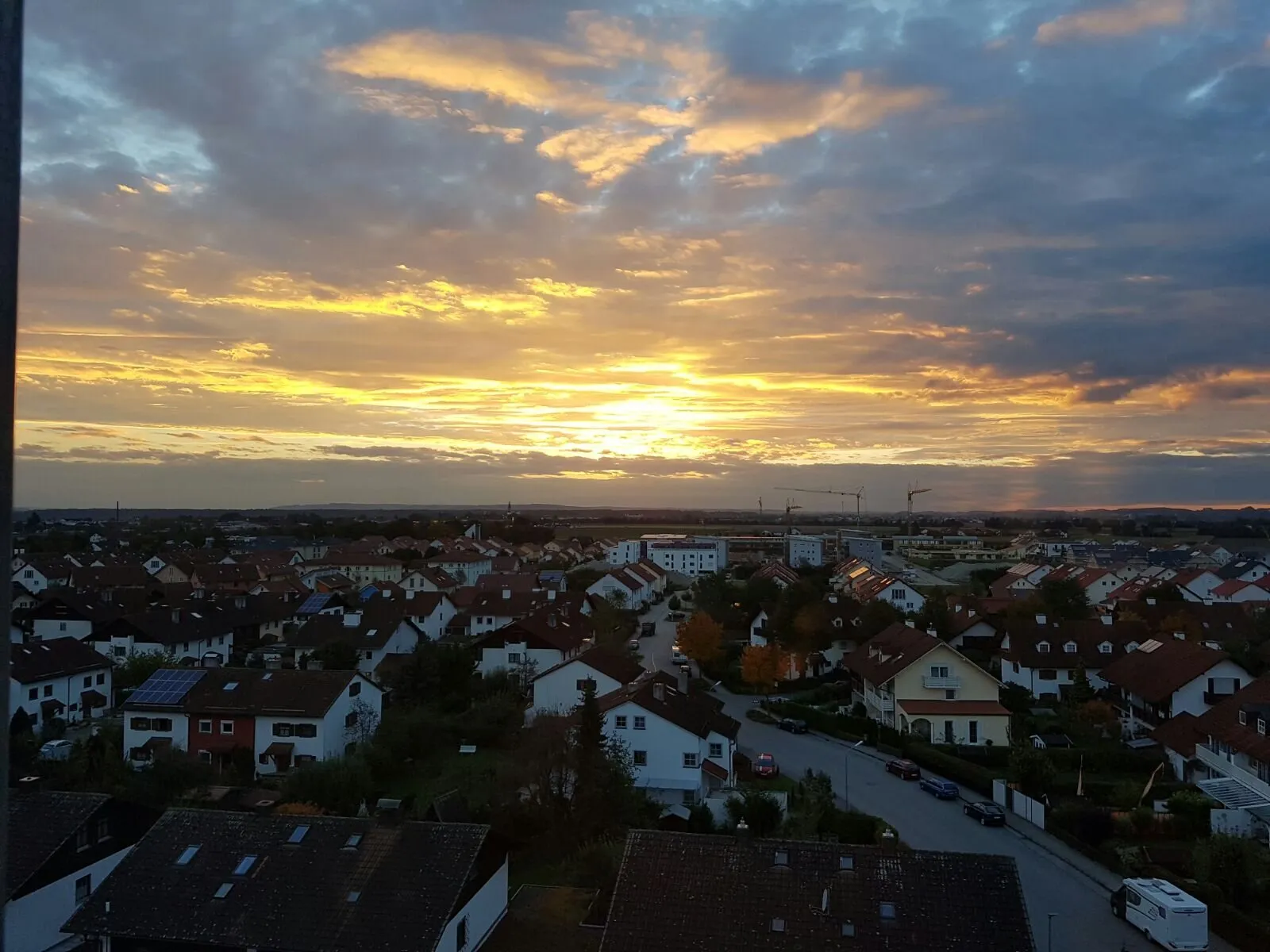 Sonnenuntergang über den Dächern von Mühldorf am Inn