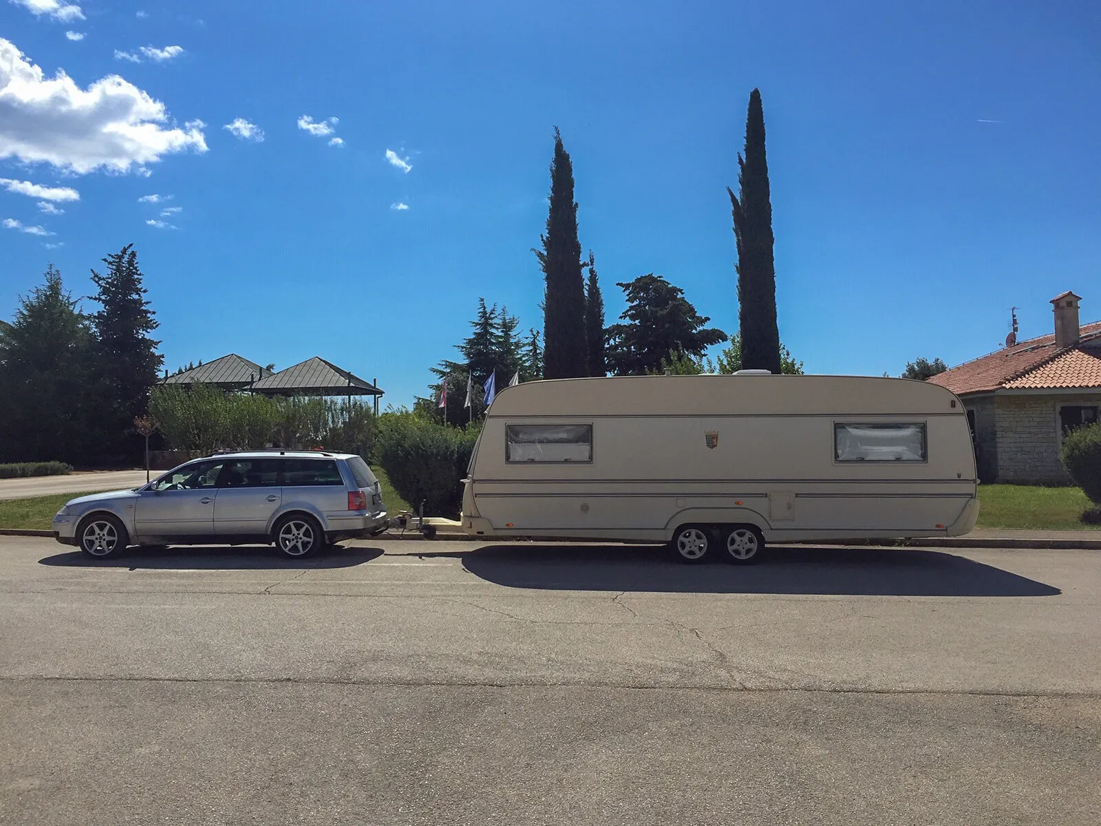 Wohnwagen Tabbert Comtesse unter blauem Himmel