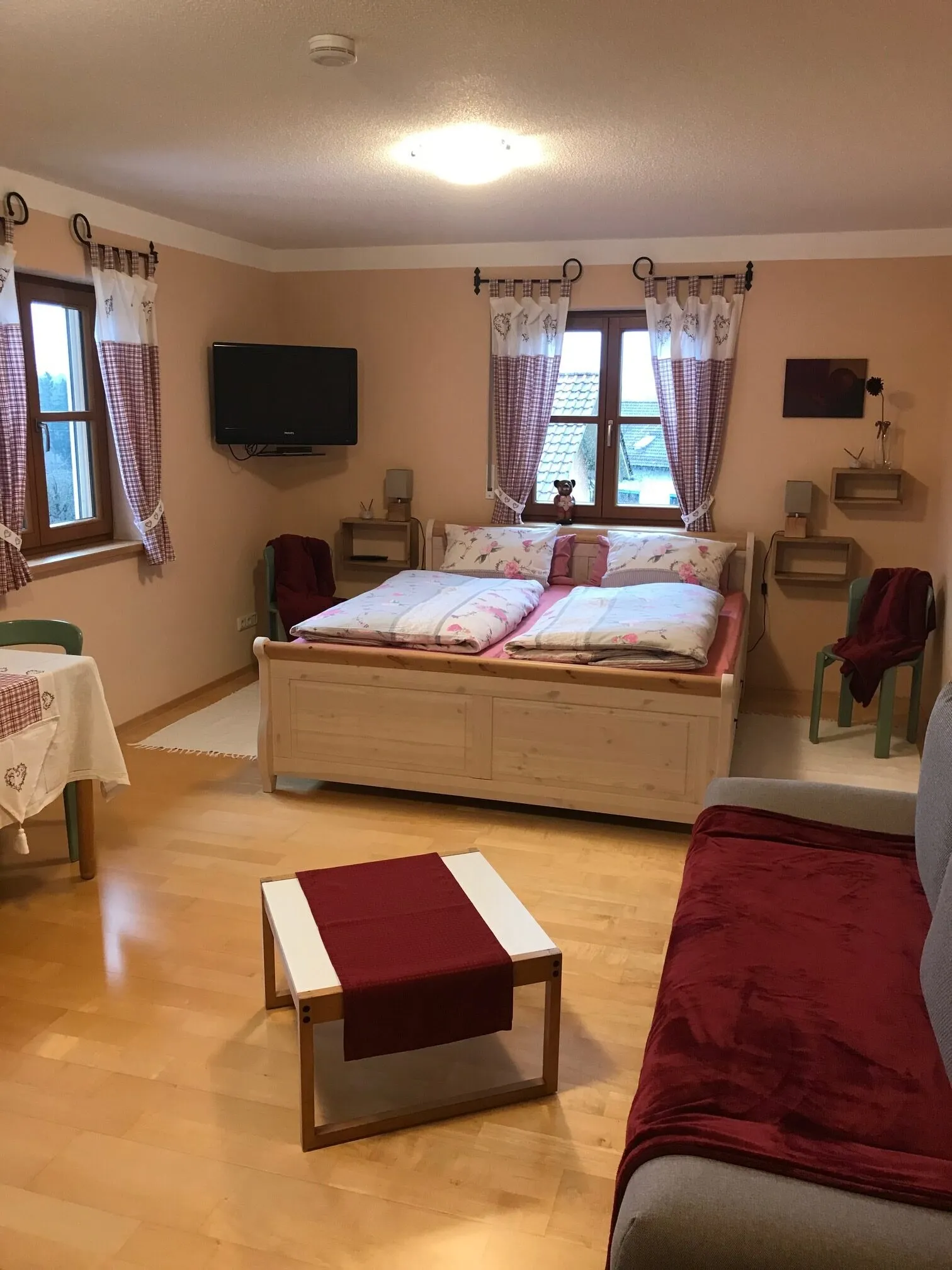 Wohn- und Schlafraum mit Doppelbett und Sitzecke