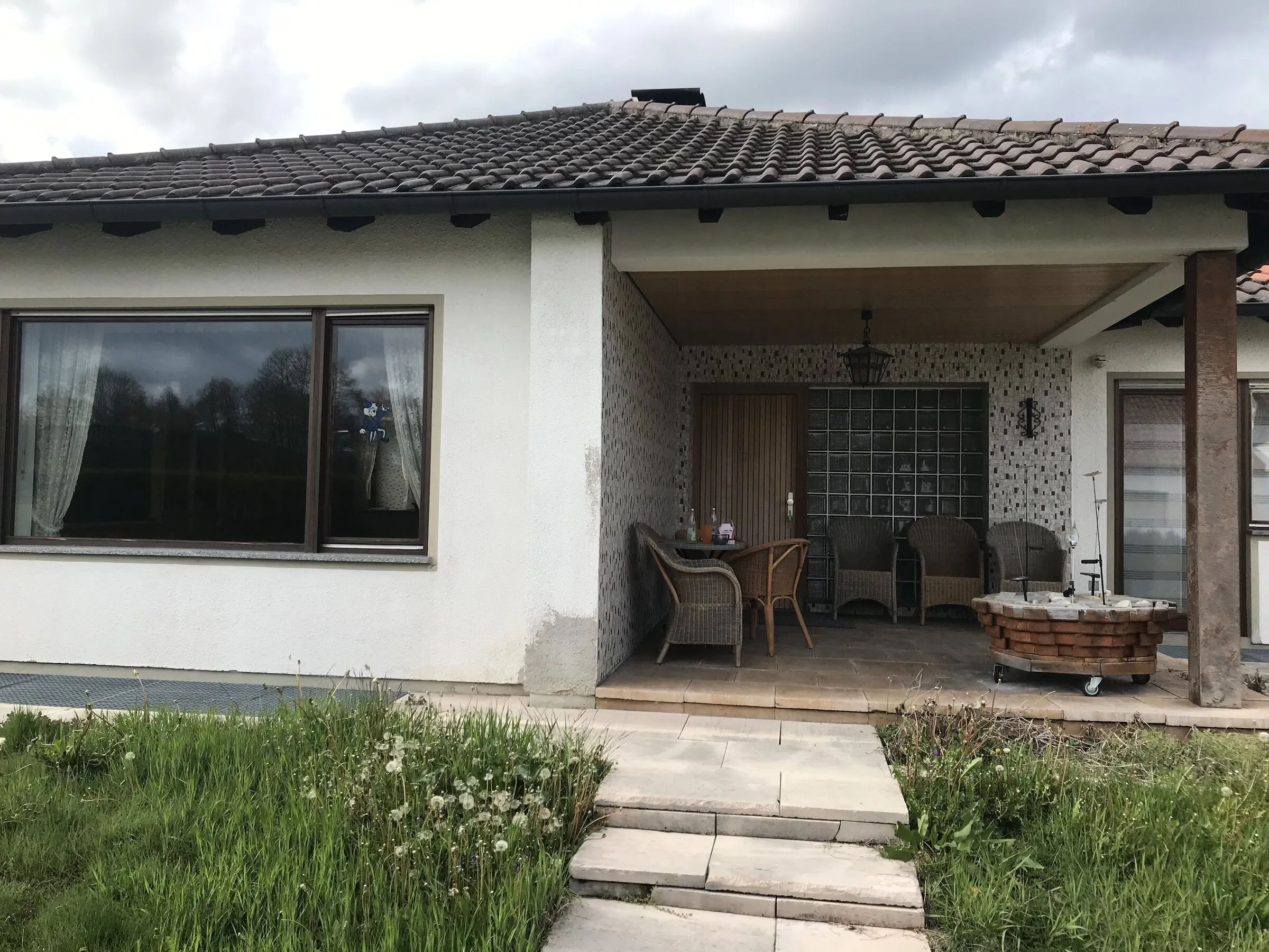 Bungalow mit überdachter Terrasse und Rasen